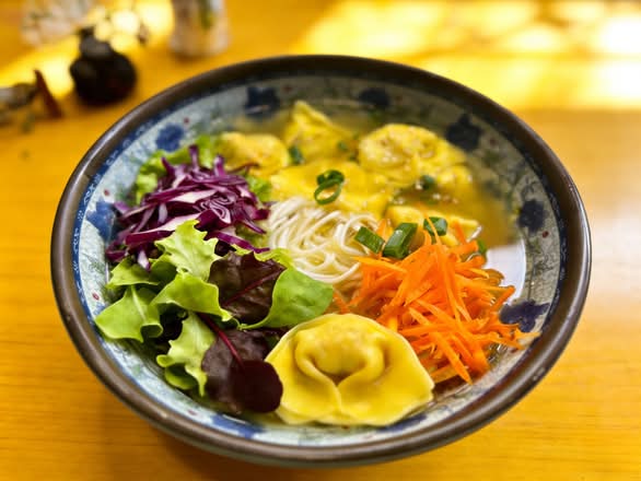 Pork Wonton Noodle Soup 猪肉云吞汤面